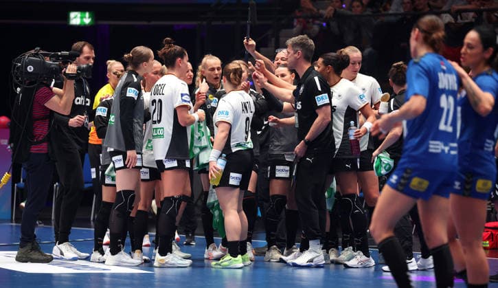 30 11 2025, Germany, Stuttgart, F27th IHF Womens World Championship 2025, Germany vs Serbia, GER Coach Markus Gaugisch Time-out