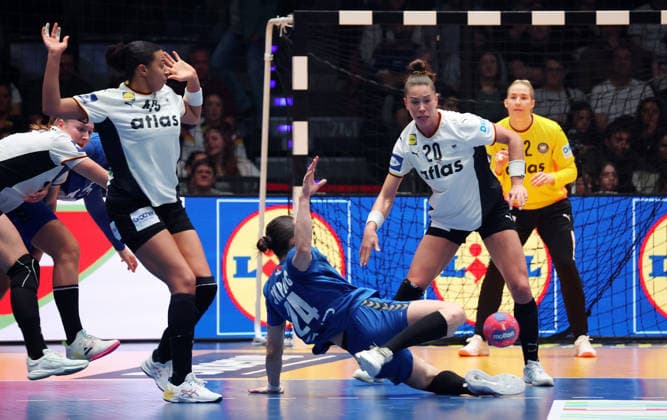 30 11 2025, Germany, Stuttgart, F27th IHF Womens World Championship 2025, Germany vs Serbia, f l Amie von Pereira GER , Jovana Skrobic SRB , Emily Vogel GER