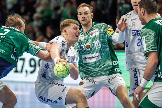 Handball Bundesliga, Füchse Berlin TBV Lemgo Lippe, Matchday 14, Max Schmeling Halle Lukas Hutecek fights his way through the defense of Füchse Berlin TBV Lemgo Lippe 5350855