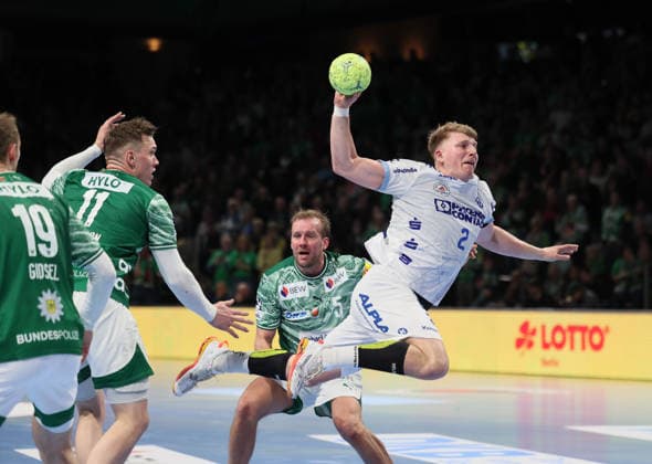 GER HBL Season 2025 2026 FÜCHSE Berlin vs TBV Lemgo Lippe, 30 11 25, Max Schmeling Halle, Berlin, Lukas HUTECEK TBV Lemgo Lippe 2 breaks through the defense of FÜCHSE Berlin