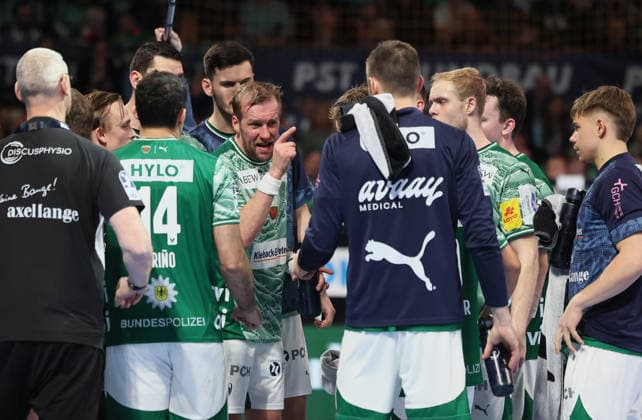 GER HBL Season 2025 2026 FÜCHSE Berlin vs TBV Lemgo Lippe, 30 11 25, Max Schmeling Halle, Berlin, Max DARJ Füchse Berlin 5 , Captains speech during timeout, timeout