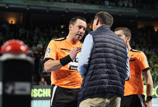 GER HBL Season 2025 2026 FÜCHSE Berlin vs TBV Lemgo Lippe, 30 11 25, Max Schmeling Halle, Berlin, Referee in dialog with the technical delegate, Fabian Baumgartt, HBL Referee Andre Plischek HBL Referee , Jörg Mahlich HBL Match Supervisor