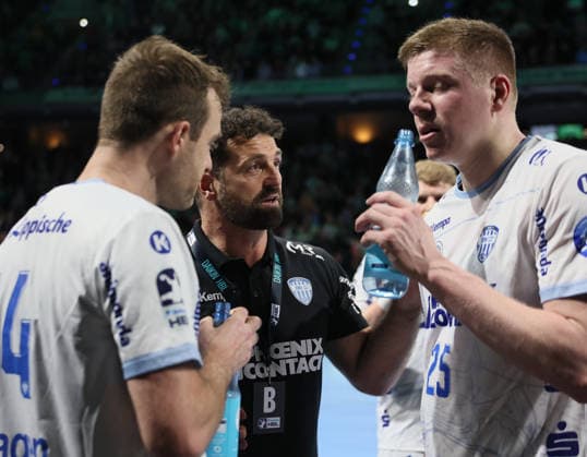 GER HBL season 2025 2026 FÜCHSE Berlin vs TBV Lemgo Lippe, 30 11 25, Max Schmeling Halle, Berlin, Florian KEHRMANN TBV Lemgo Lippe coach in dialog with Bobby SCHAGEN TBV Lemgo Lippe 14 and Niels Gerardus VERSTEIJNEN TBV Lemgo Lippe 25