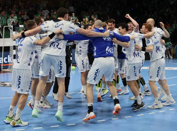 GER HBL season 2025 2026 FÜCHSE Berlin vs TBV Lemgo Lippe, 30 11 25, Max Schmeling Halle, Berlin, TBV Lemgo Lippe celebrates away win, circle, jubilation, emotion, exuberance