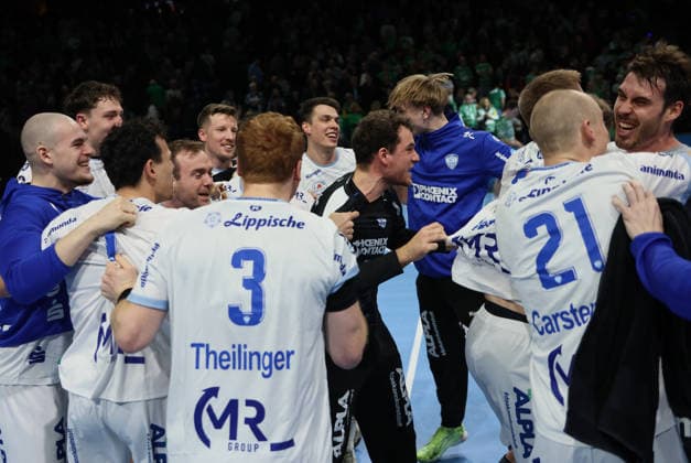 GER HBL season 2025 2026 FÜCHSE Berlin vs TBV Lemgo Lippe, 30 11 25, Max Schmeling Halle, Berlin, TBV Lemgo Lippe celebrates away win, circle, jubilation, emotion, exuberance, MVP of the guests is keeper Constantin MÖSTL TBV Lemgo Lippe 1