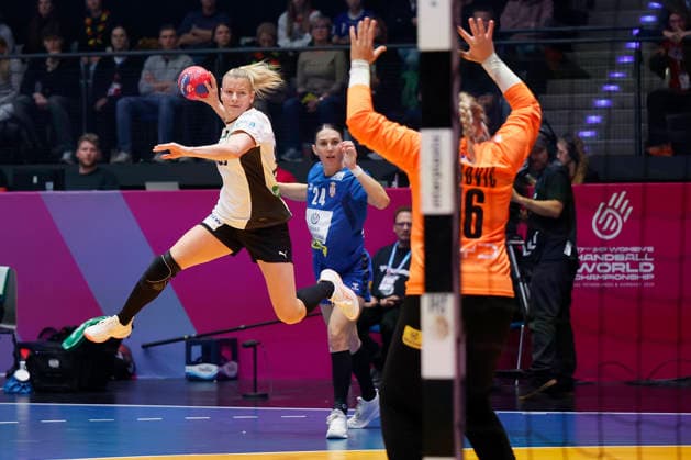 l r Antje Doell DHB, 29 make the goal for 1 1, 30 11 2025, 27TH IHF Womens Handball World Championship 2025, Germany Serbia, GER, Stuttgart, Porsche Arena Copyright: HMBxMedia xHeikoxBecker