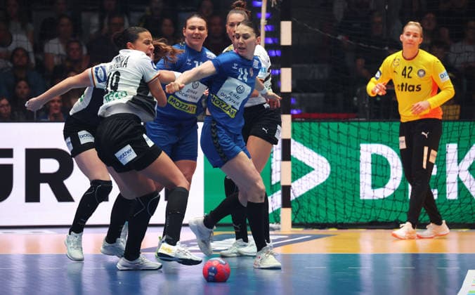 30 11 2025, Germany, Stuttgart, F27th IHF Womens World Championship 2025, Germany vs Serbia, v l Amie von Pereira GER , Jovana Skrobic SRB