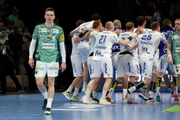 DEU, DHB, 1 HBL, Fuechse Berlin vs TBV Lemgo Lippe , 30 11 2025, Max Schmeling Halle, Berlin, DEU, DHB, 1 HBL, Fuechse Berlin vs TBV Lemgo Lippe , in the picture Lemgo players circle, Lasse Andersson Fuechse Berlin 11 nordphotoxGmbHx xEngler nph00076