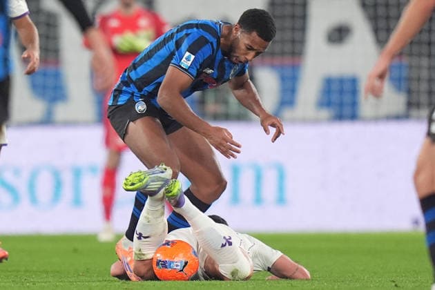Atalanta s Isak Hien during the Serie A soccer match between Atalanta and Fiorentina at the New Balance Stadium in Bergamo , north Italy - Sunday , November 30 , 2025. - Soccer .  Copyright: xSpada LaPressex