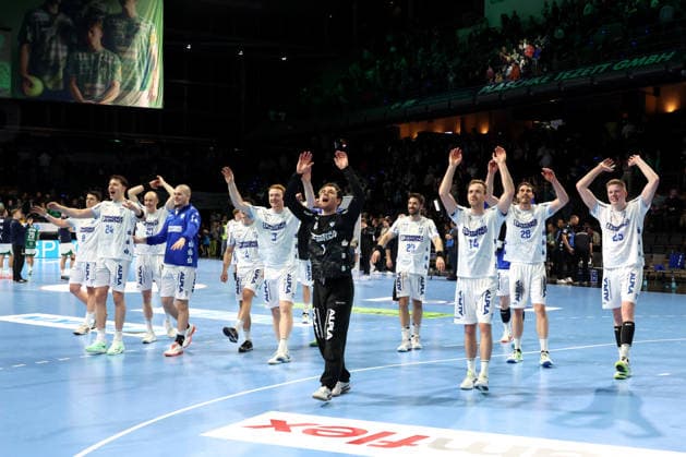 DEU, DHB, 1 HBL, Fuechse Berlin vs TBV Lemgo Lippe , 30 11 2025, Max Schmeling Halle, Berlin, DEU, DHB, 1 HBL, Fuechse Berlin vs TBV Lemgo Lippe , pictured Lemgo players circle nordphotoxGmbHx xEngler nph00076