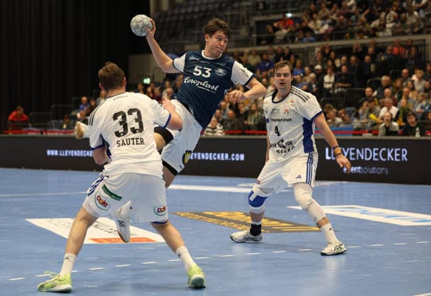 f l Moritz Sauter Handball Sportverein Hamburg 33 , Sören Steinhaus Bergischer HC 53 , Andreas Magaard Handball Sportverein Hamburg 04 Bergischer HC 06 vs Handball Sportverein Hamburg, Matchday 14, Handball, DAIKIN HBL, Season 2025 2026, 30 11 2025 Bergischer HC 06 vs Handball Sportverein Hamburg, Matchday 14, Handball, DAIKIN HBL, Season 2025 2026, 30 11 2025 Duesseldorf Copyright: xEibner-Pressefoto ThomasxStoeckerx EP_TSR