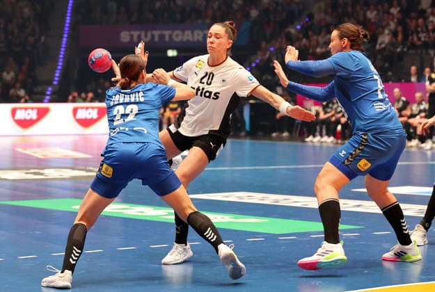 30 11 2025, Germany, Stuttgart, F27th IHF Womens World Championship 2025, Germany vs Serbia, v l Jovana Jovovic SRB , Emily Vogel GER , Dragana Cvijic SRB