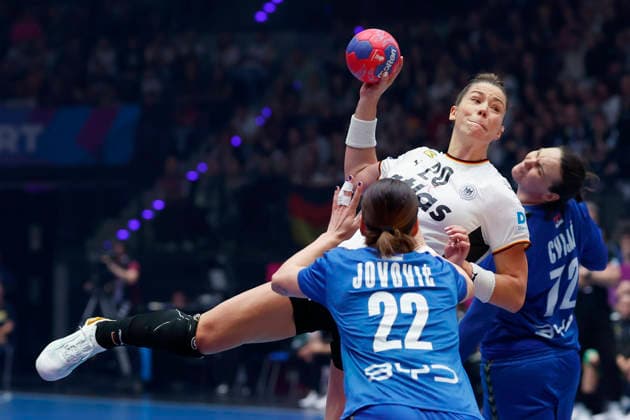 l r Jovana Jovovic Serbia, 22 , Emily Vogel DHB, 20 and Dragana Cvijic Serbia, 72 , 30 11 2025, 27TH IHF Womens Handball World Championship 2025, Germany Serbia, GER, Stuttgart, Porsche Arena Copyright: HMBxMedia xHeikoxBecker