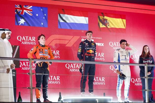 DOHA - Max Verstappen (Red Bull Racing) on the podium with Oscar Piastri (McLaren), Carlos Sainz (Williams), and Hannah Schmitz (Red Bull Racing s chief strategy engineer) after winning the Qatar Grand Prix at the Lusail International Circuit. ANP SANDER KONING xVIxANPxSportx xxANPxIVx 543496264 originalFilename: 543496264.jpg