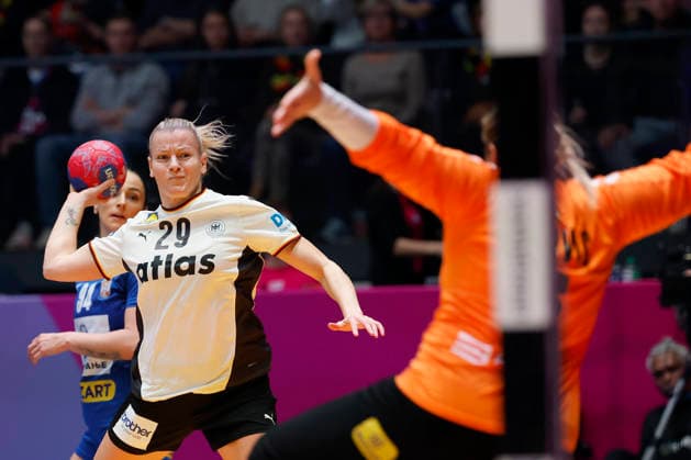 l r Antje Doell DHB, 29 make the goal for 7 3, 30 11 2025, 27TH IHF Womens Handball World Championship 2025, Germany Serbia, GER, Stuttgart, Porsche Arena Copyright: HMBxMedia xHeikoxBecker