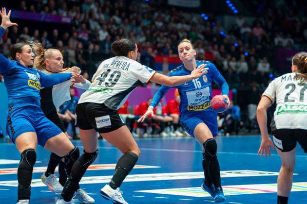 Handball I Women I World Championship I Preliminary round I Matchday 3 I Germany Serbia I 30 11 2025 Andela Janjusevic 15, Serbia with ball Stuttgart Porsche Arena Baden Württemberg Germany Copyright: xLobeca MaxxPetershansx