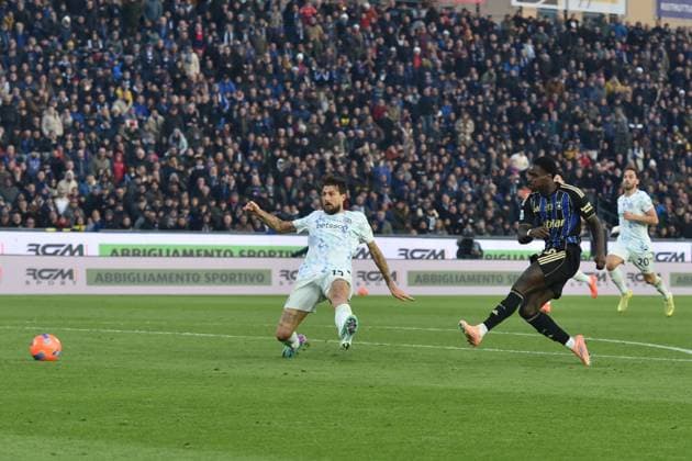 CALCIO - Serie A - Pisa SC vs Inter - FC Internazionale M Bala Nzola (Pisa) opportunity during Pisa SC vs Inter - FC Internazionale, Italian soccer Serie A match in Pisa, Italy, November 30 2025 Pisa Italy  Copyright: xIPAxSport ABACAx