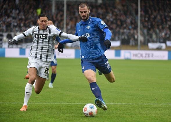 30 11 2025, xhbx, Soccer 2 Bundesliga, SV Elversberg SV Darmstadt 98 v l Younes Ebnoutalib SV Elversberg , Aleksandar Vukotic SV Darmstadt 98 DFL DFB REGULATIONS PROHIBIT ANY USE OF PHOTOGRAPHS as IMAGE SEQUENCES and or QUASI VIDEO Elversberg