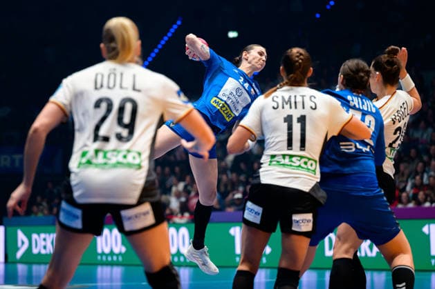 Handball, Womens World Championship, Group C Germany Serbia Jovana Skrobic Serbia Stuttgart Porsche Arena Baden Württemberg Germany