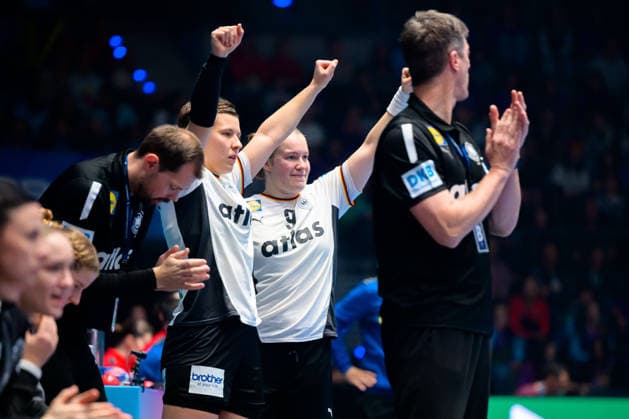 Handball, Womens World Championship, Group C Germany Serbia Alina Grijseels Germany , Lisa Antl Germany Jubel Freude Emotion Stuttgart Porsche Arena Baden Württemberg Germany