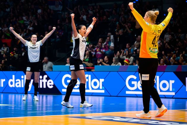 Handball, Womens World Championship, Group C Germany Serbia from left Viola Leuchter Germany , Aimee von Pereira Germany , Goalkeeper Katharina Filter Germany Cheering Joy Emotion Stuttgart Porsche Arena Baden Württemberg Germany