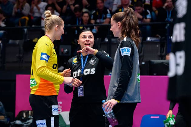 Handball, Womens World Championship, Group C Germany Serbia from left Goalkeeper Katharina Filter Germany , Goalkeeper coach Jasmina Rebmann Jankovic Germany , Goalkeeper Sarah Wachter Germany Stuttgart Porsche Arena Baden Württemberg Germany