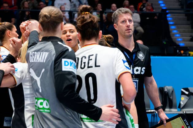 Handball, Womens World Championship, Group C Germany Serbia Coach Markus Gaugisch Germany Stuttgart Porsche Arena Baden Württemberg Germany