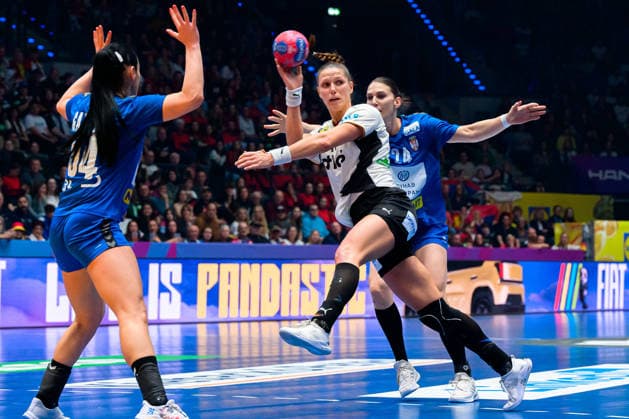 Handball, Womens World Championship, Group C Germany Serbia Xenia Smits Germany Stuttgart Porsche Arena Baden Württemberg Germany