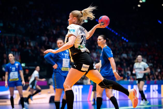 Handball, Womens World Championship, Group C Germany Serbia Antje Döll Doell Germany Stuttgart Porsche Arena Baden Württemberg Germany