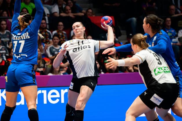Handball, Womens World Championship, Group C Germany Serbia v li Aleksandra Vukajlovic Serbia , Viola Leuchter Germany Stuttgart Porsche Arena Baden Württemberg Germany