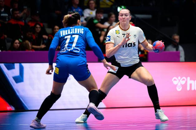 Handball, Womens World Championship, Group C Germany Serbia v li Aleksandra Vukajlovic Serbia ,Viola Leuchter Germany Stuttgart Porsche Arena Baden Württemberg Germany