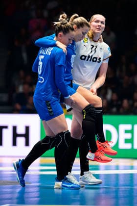 Handball, Womens World Championship, Group C Germany Serbia v li Andela Janjusevic Serbia , Sanja Radosavljevic Serbia Injured Injury Pain, Viola Leuchter Germany Stuttgart Porsche Arena Baden Württemberg Germany