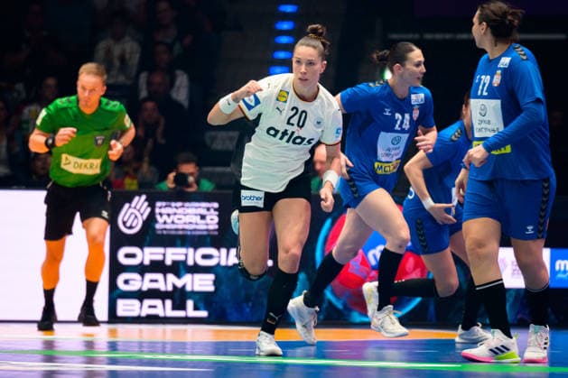 Handball, Womens World Championship, Group C Germany Serbia Emily Vogel Germany Cheers Joy Emotion Stuttgart Porsche Arena Baden Württemberg Germany