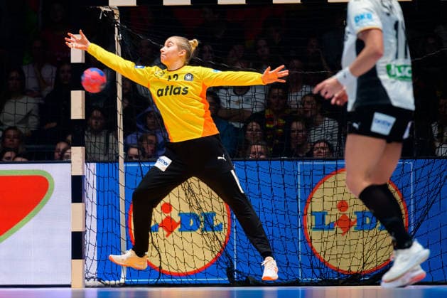 Handball, Womens World Championship, Group C Germany Serbia Goalkeeper Katharina Filter Germany Stuttgart Porsche Arena Baden Württemberg Germany