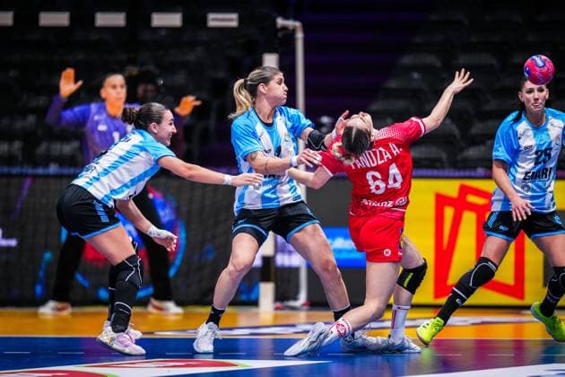 ROTTERDAM , 30-11-2025 , Rotterdam Ahoy , Womens World Championship, WM, Weltmeisterschaft Handball 2025 , match between Austria and Argentina , picture shows Argentina player Elke Josselinne Karsten and Austria player Ana Pandza Austria - Argentina (women)  x32277621x Copyright: