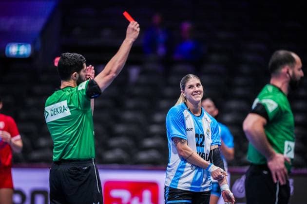 ROTTERDAM , 30-11-2025 , Rotterdam Ahoy , Womens World Championship, WM, Weltmeisterschaft Handball 2025 , match between Austria and Argentina , picture shows referee gives Argentina player Elke Josselinne Karsten red card Austria - Argentina (women)  x32277665x Copyright: