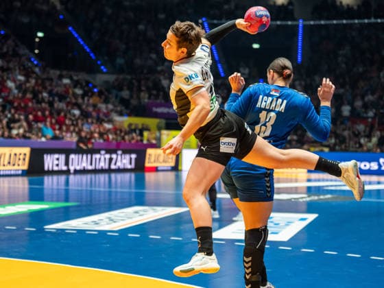 Alina Grijseels Germany, 04 jumps into the circle, Germany vs Serbia, handball, world championship, women, 2025 2026 season, 30 11 2025, Germany vs Serbia, handball, world championship, women, 2025 2026 season, 30 11 2025 Stuttgart Copyright: xEibner-Pressefoto MichaelxSchmidx EP_MST