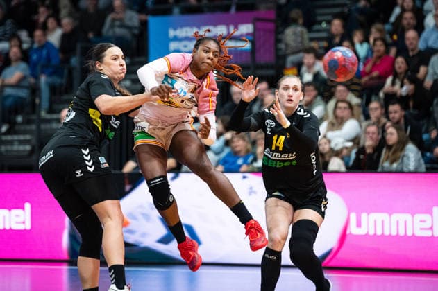 SO DELGADO-PINTO Danila Patricia (27 Spain) takes a shot at goal during the IHF Women s Handball World Championship, WM, Weltmeisterschaft game between Montenegro and Spain at the SWT Arena in Trier, Germany Copyright: xMartinxPitschx xSPPx Sportspressphoto_SPR68158