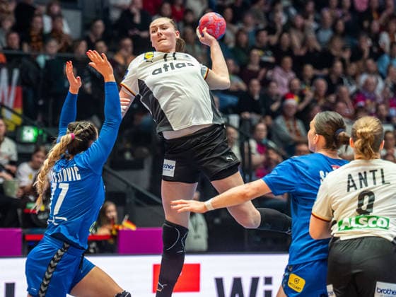 Viola Leuchter Germany, 77 throws from the back, Germany vs Serbia, Handball, World Championship, Women, Season 2025 2026, 30 11 2025, Germany vs Serbia, Handball, World Championship, Women, Season 2025 2026, 30 11 2025 Stuttgart Copyright: xEibner-Pressefoto MichaelxSchmidx EP_MST