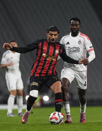 Misirli.com.tr Fatih Karagumruk v Besiktas - Turkish Super Lig ISTANBUL, TURKIYE - NOVEMBER 30: Ricardo Esgaio (47) of Fatih Karagumruk in action against Wilfred Ndidi (4) of Besiktas during the Turkish Super Lig week 14 match between Misirli.com.tr Fatih Karagumruk and Besiktas at Ataturk Olympic Stadium in Istanbul, Turkiye, on November 30, 2025. Esra Bilgin Anadolu Istanbul Turkey. Editorial use only. Please get in touch for any other usage.  Copyright: x2025xAnadoluxEsraxBilginx