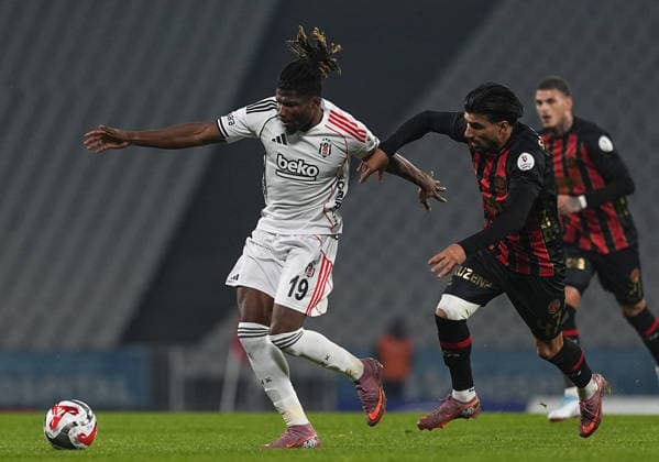 Misirli.com.tr Fatih Karagumruk v Besiktas - Turkish Super Lig ISTANBUL, TURKIYE - NOVEMBER 30: Ricardo Esgaio (47) of Fatih Karagumruk in action against El Bilal Toure (19) of Besiktas during the Turkish Super Lig week 14 match between Misirli.com.tr Fatih Karagumruk and Besiktas at Ataturk Olympic Stadium in Istanbul, Turkiye, on November 30, 2025. Esra Bilgin Anadolu Istanbul Turkey. Editorial use only. Please get in touch for any other usage.  Copyright: x2025xAnadoluxEsraxBilginx