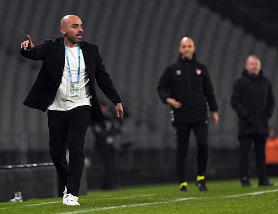 Misirli.com.tr Fatih Karagumruk v Besiktas - Turkish Super Lig ISTANBUL, TURKIYE - NOVEMBER 30: Head coach Onur Can Korkmaz of Fatih Karagumruk gives tactics to his players during the Turkish Super Lig week 14 match between Misirli.com.tr Fatih Karagumruk and Besiktas at Ataturk Olympic Stadium in Istanbul, Turkiye, on November 30, 2025. Esra Bilgin Anadolu Istanbul Turkey. Editorial use only. Please get in touch for any other usage.  Copyright: x2025xAnadoluxEsraxBilginx