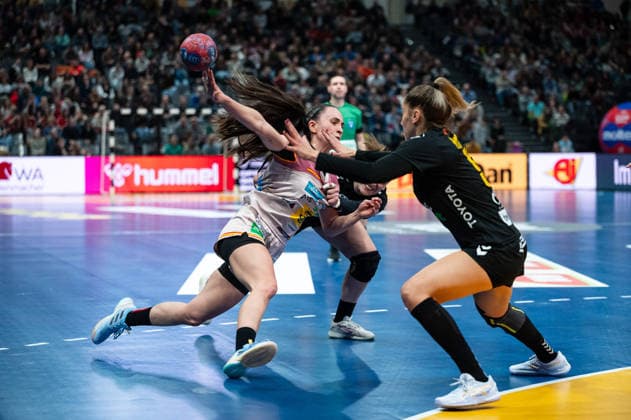 BENGOETXEA ERRIONDO Maddi (73 Spain) being fouled during the IHF Women s Handball World Championship, WM, Weltmeisterschaft game between Montenegro and Spain at the SWT Arena in Trier, Germany Copyright: xMartinxPitschx xSPPx Sportspressphoto_SPR68173