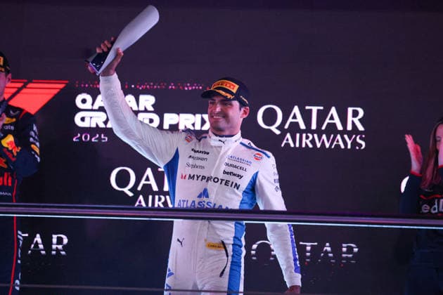 Carlos Sainz Atlassian Williams Racing, 55 , Podium, Race, QAT, Formula 1 World Championship, Qatar Grand Prix, Doha, Lusail, Lusail International Circuit, Sunday, Race Day, 30 11 2025 QAT, Formula 1 World Championship, Qatar Grand Prix, Doha, Lusail, Lusail International Circuit, Sunday, Race Day, 30 11 2025 Doha Copyright: xEibner-Pressefoto AnnikaxGrafx EP_AGF