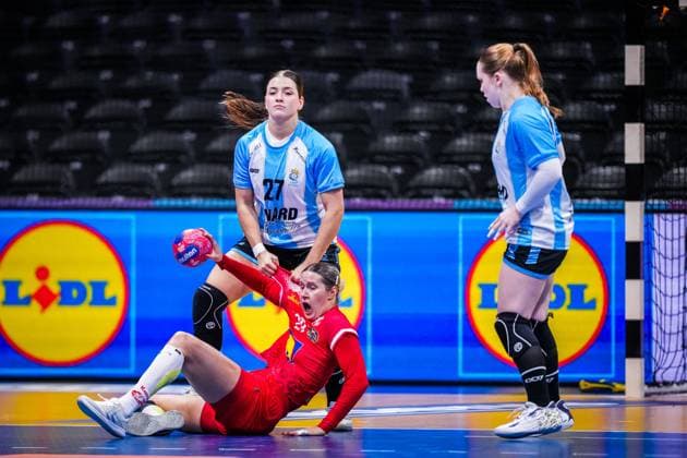 ROTTERDAM , 30-11-2025 , Rotterdam Ahoy , Womens World Championship, WM, Weltmeisterschaft Handball 2025 , match between Austria and Argentina , picture shows Austria player Klara Schhlegel and Argentina player Martina Lang Austria - Argentina (women)  x32278047x Copyright: