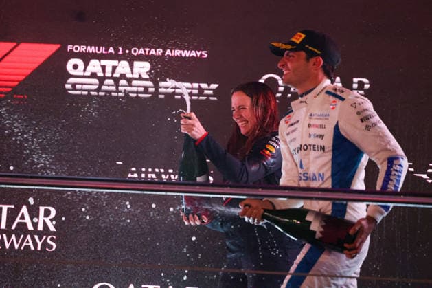 Carlos Sainz Atlassian Williams Racing, 55 , Hannah Schmitz Chief Strategist Oracle Red Bull Racing , Podium, Race, QAT, Formula 1 World Championship, Qatar Grand Prix, Doha, Lusail, Lusail International Circuit, Sunday, Race Day, 30 11 2025 QAT, Formula 1 World Championship, Qatar Grand Prix, Doha, Lusail, Lusail International Circuit, Sunday, Race Day, 30 11 2025 Doha Copyright: xEibner-Pressefoto AnnikaxGrafx EP_AGF