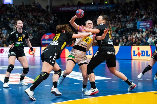 BENGOETXEA ERRIONDO Maddi (73 Spain) attempts a breakthrough during the IHF Women s Handball World Championship, WM, Weltmeisterschaft game between Montenegro and Spain at the SWT Arena in Trier, Germany Copyright: xMartinxPitschx xSPPx Sportspressphoto_SPR68180