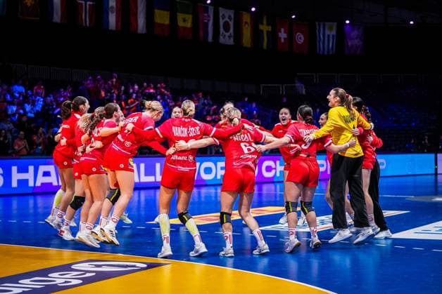 ROTTERDAM , 30-11-2025 , Rotterdam Ahoy , Womens World Championship, WM, Weltmeisterschaft Handball 2025 , match between Austria and Argentina , picture shows Austria celebrating the victory Austria - Argentina (women)  x32278140x Copyright: