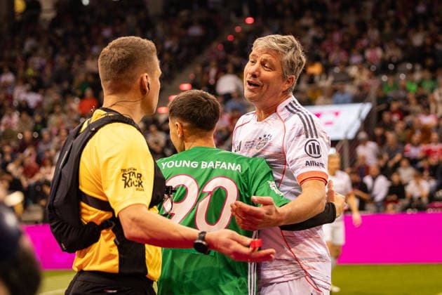 Telekom Star Kick 2025, 30 11 2025, Telekom Dome Patrick Ittrich and Michael Tarnat in a playful debate Numerous former stars of FC Bayern Munich and TikToker, influencers and other internet stars take to the small pitch for a good cause at the Telekom Dome in Bonn Each team plays for a charitable organization Telekom Dome, Bonn Copyright: xBEAUTIFULxSPORTS Derixx