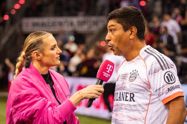 Telekom Star Kick 2025, 30 11 2025, Telekom Dome Anna Kraft interviews Giovane Elber after the tournament victory Numerous former stars of FC Bayern Munich and TikToker, influencers and other internet stars take to the small pitch for a good cause at the Telekom Dome in Bonn Each team plays for a charitable organization Telekom Dome, Bonn Copyright: xBEAUTIFULxSPORTS Derixx
